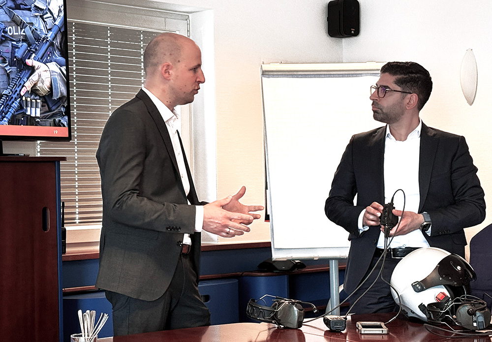 v. l. n. r. : Bereichsleiter Vertrieb Philipp Adelmann, Wirtschaftsminister Kaweh Mansoori